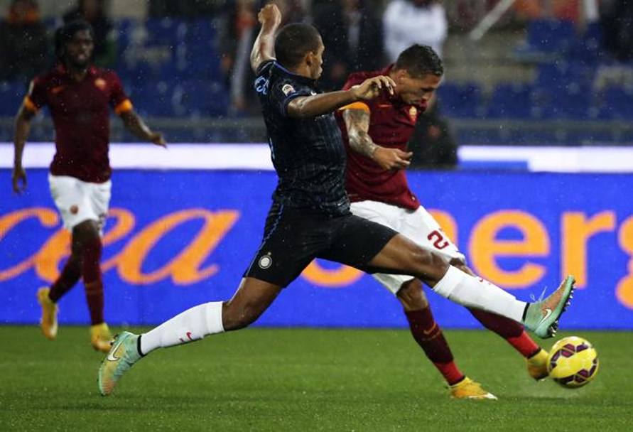 Pronti, via e la ripresa si apre nel segno della Roma: azione personale di Holebas, che trova il sinistro del 2-1 giallorosso. Action